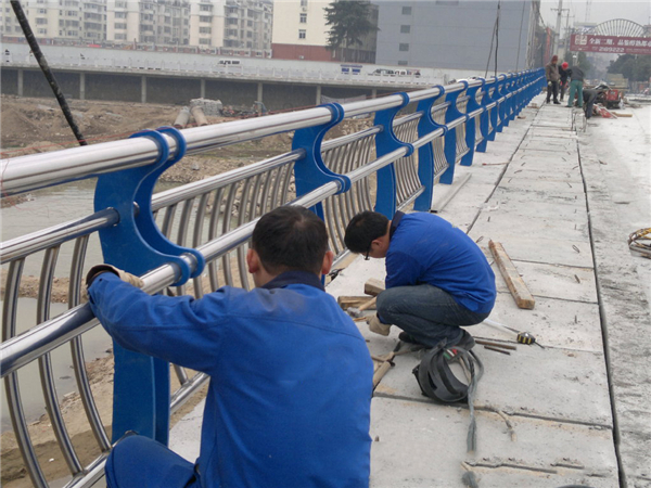 白山不锈钢河道护栏的特性及其在城市景观中的应用
