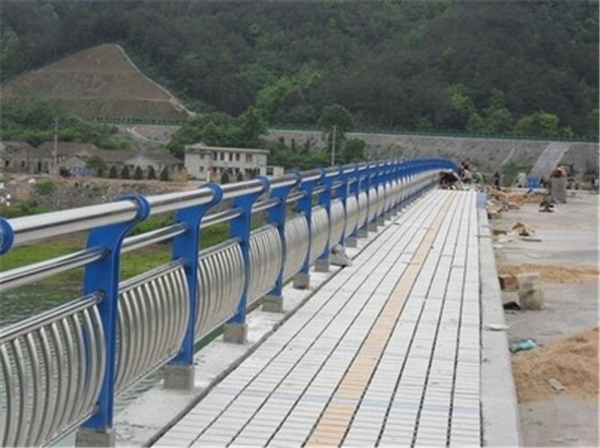 白山不锈钢桥梁护栏的特性及其在现代建筑中的应用